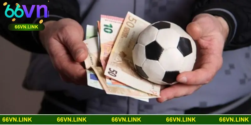 Quan sát diễn biến trên sân một cách sát sao